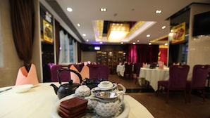2 restaurants; lunch and dinner served - Ying Ge Hai Holiday (Guangzhou)