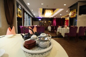 2 restaurantes; se sirven comidas 