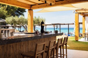 2 间餐厅，供应早餐、 午餐和晚餐，地中海菜