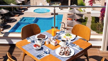 2 restaurantes; se sirven desayunos, comidas y cenas