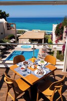 2 restaurantes; se sirve desayuno, almuerzo y cena