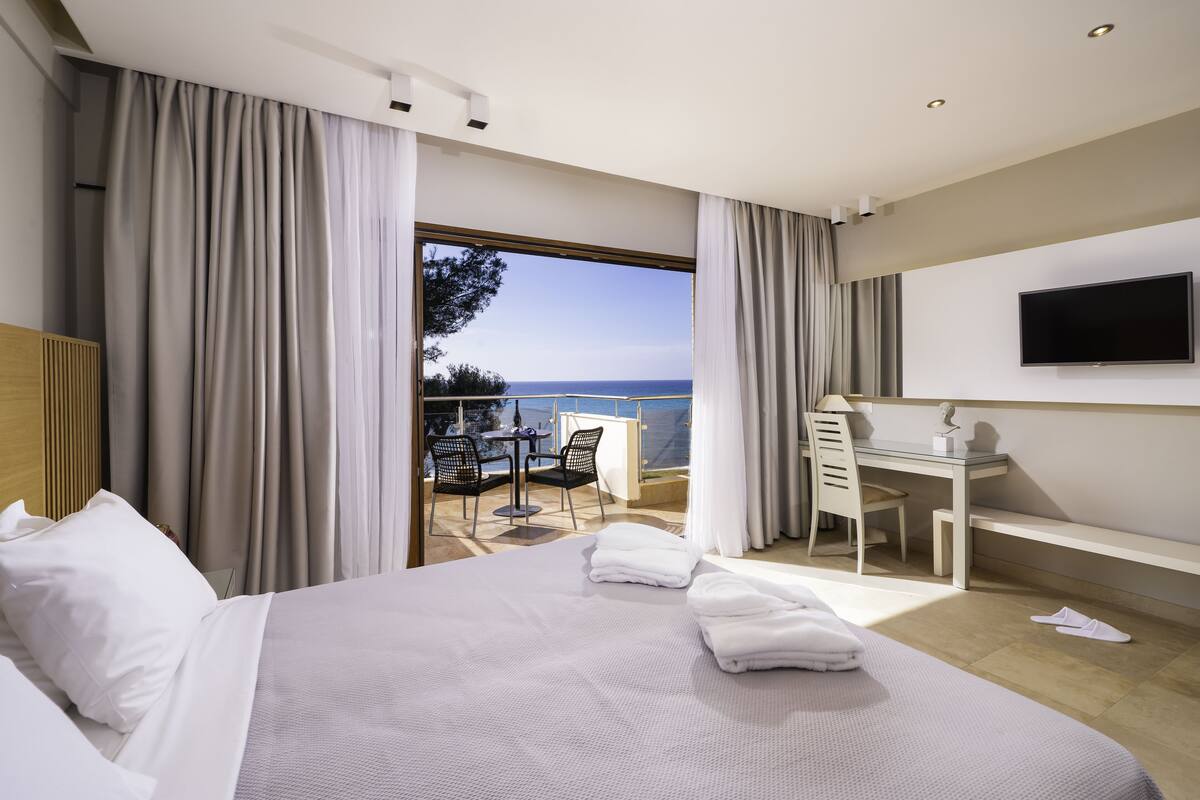 deluxe suite, beachfront | premium bedding, down duvets, select comfort beds, minibar