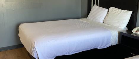 经典双人房 | 熨斗/熨衣板、免费 WiFi、床单