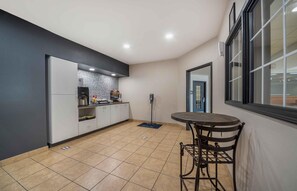 Café da manhã para viagem grátis todos os dias