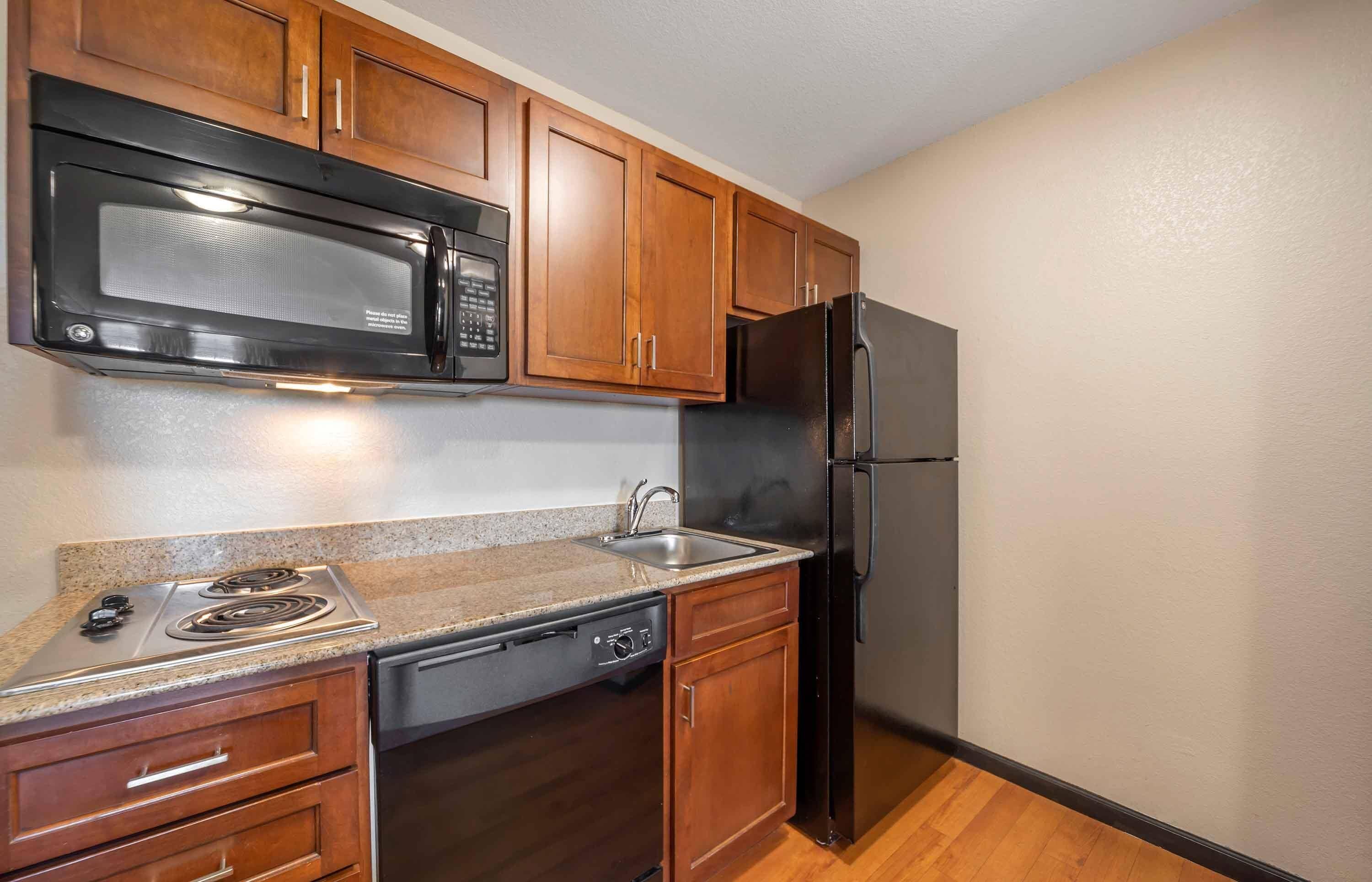 Standard Studio, 1 Queen Bed, Non Smoking, Refrigerator & Microwave | Private kitchen