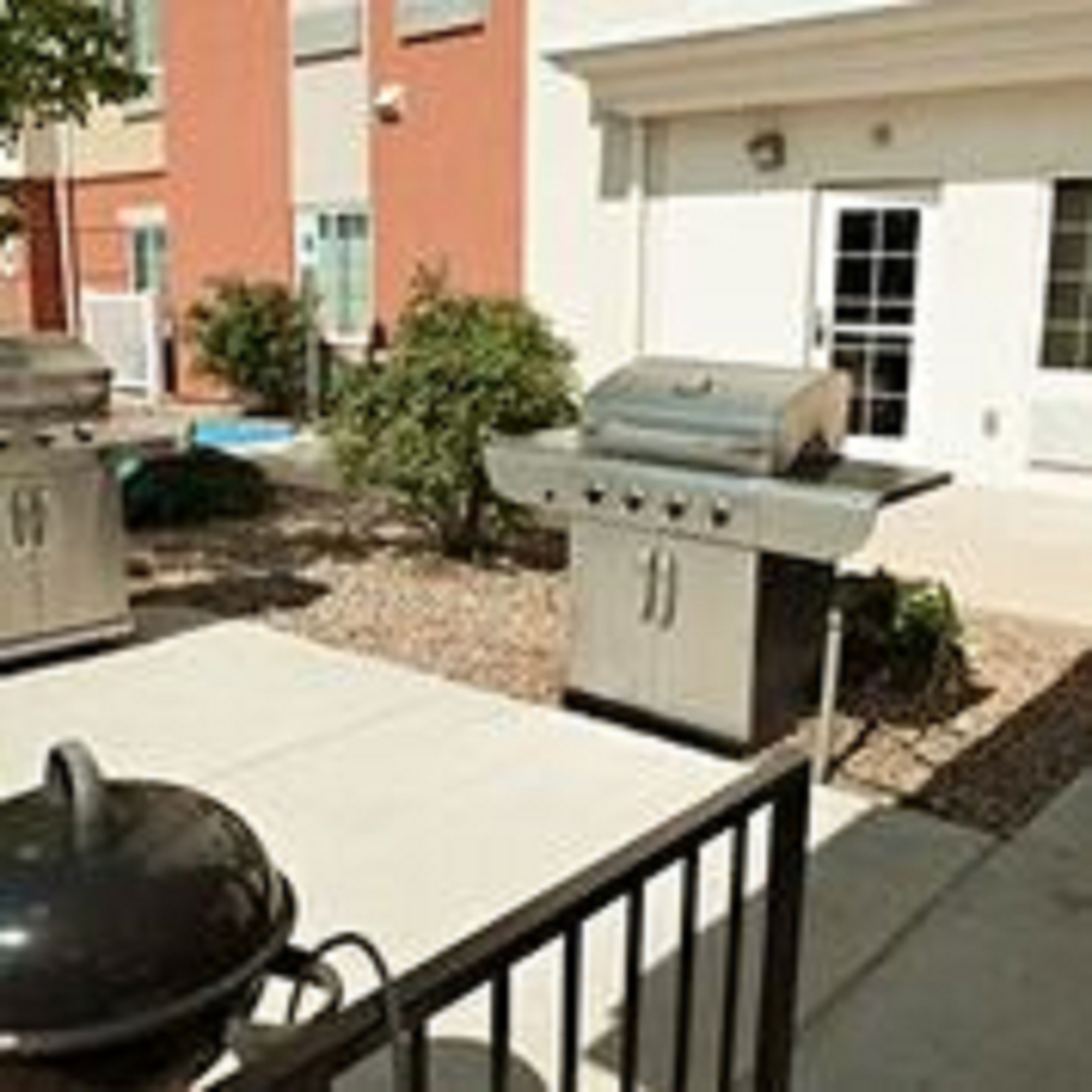 Area patio esterna con barbecue e postazione barbecue.