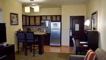 Full-size fridge, microwave, stovetop, dishwasher