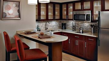 Caja de seguridad en la habitación y tabla de planchar con plancha