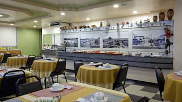 Café da manhã com buffet grátis todos os dias