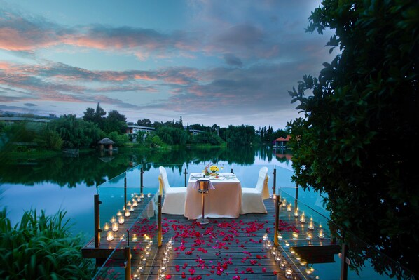 Breakfast, lunch, dinner served; Thai cuisine, garden views  - Hideabay Resort Fuxian Lake (Yuxi)