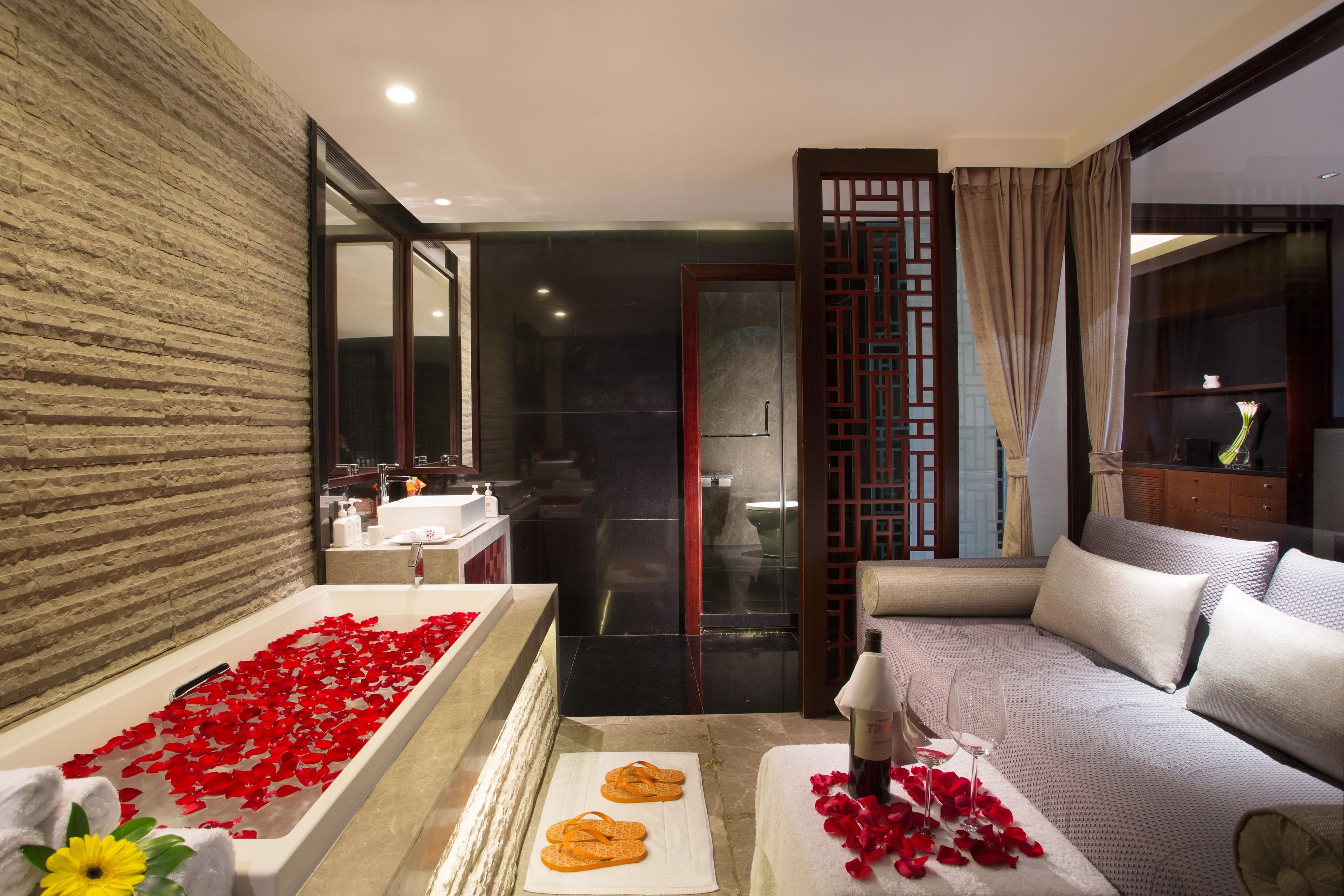 Separate bathtub and shower, free toiletries, hair dryer, bathrobes