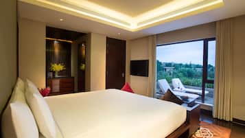 Premium bedding, minibar, in-room safe, desk