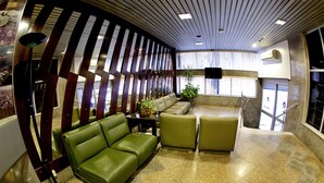 Lobby sitting area - Krystal Hotel (Manaus)