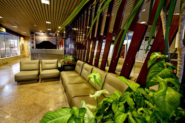 Lobby sitting area - Krystal Hotel (Manaus)