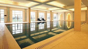 Indoor pool, outdoor pool - Maritim Hotel - Wuhu (Wuhu)