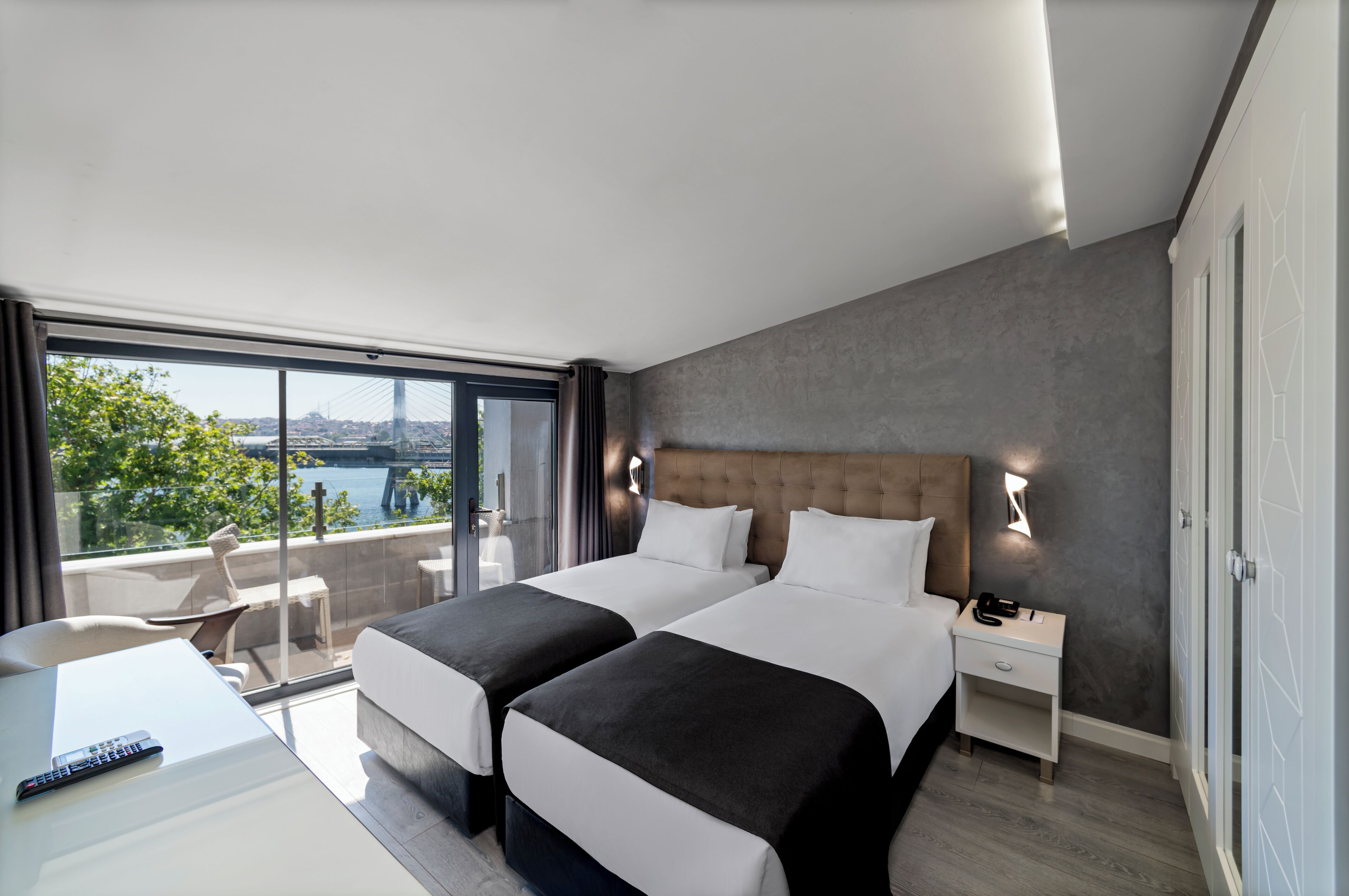 Deluxe City View Room | Minibar, in-room safe, desk, blackout drapes