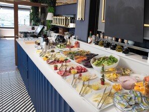 Desayuno buffet todos los días (con cargo) 