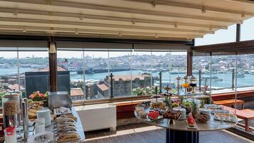 Petit déjeuner buffet (15 EUR par personne)