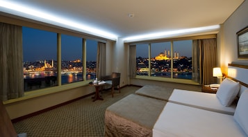 Double or Twin Room Panoramic View | Frigobar, cofres nos quartos, escrivaninha, cortinas blackout