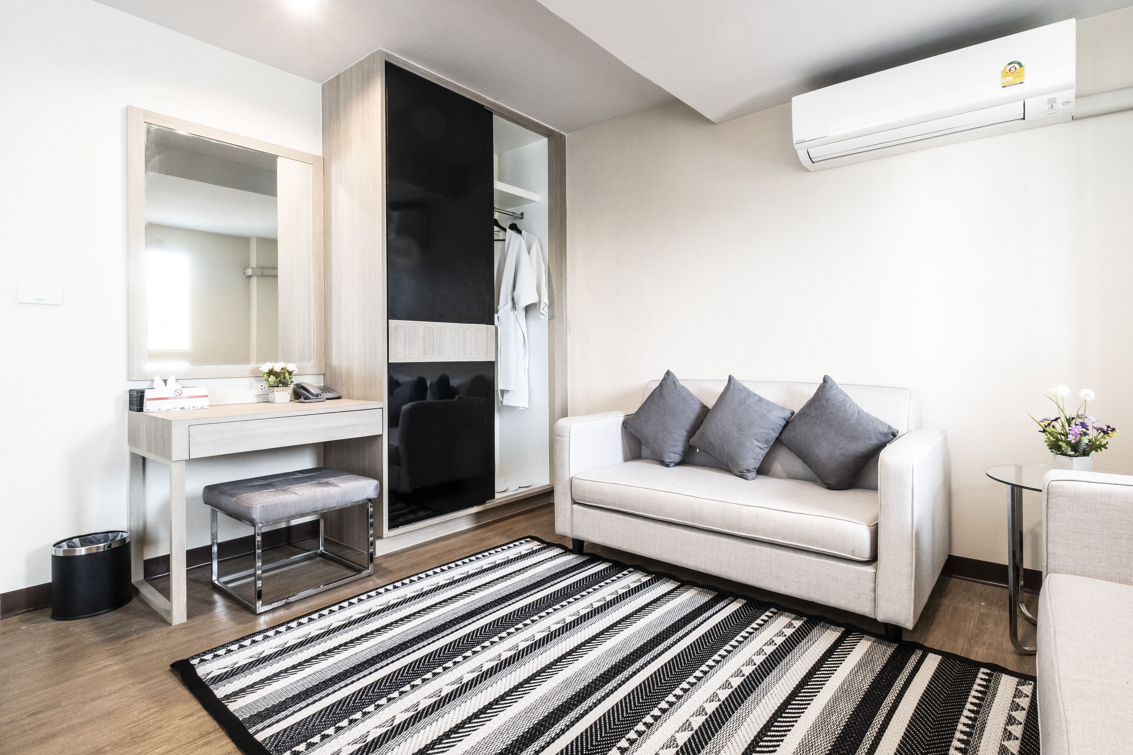 Photo - Sinsuvarn Airport Suite Hotel