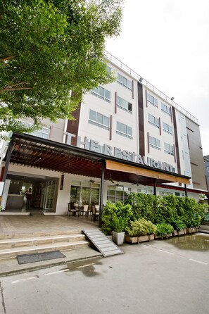 Petit déjeuner, déjeuner et dîner servis sur place, vue sur la piscine