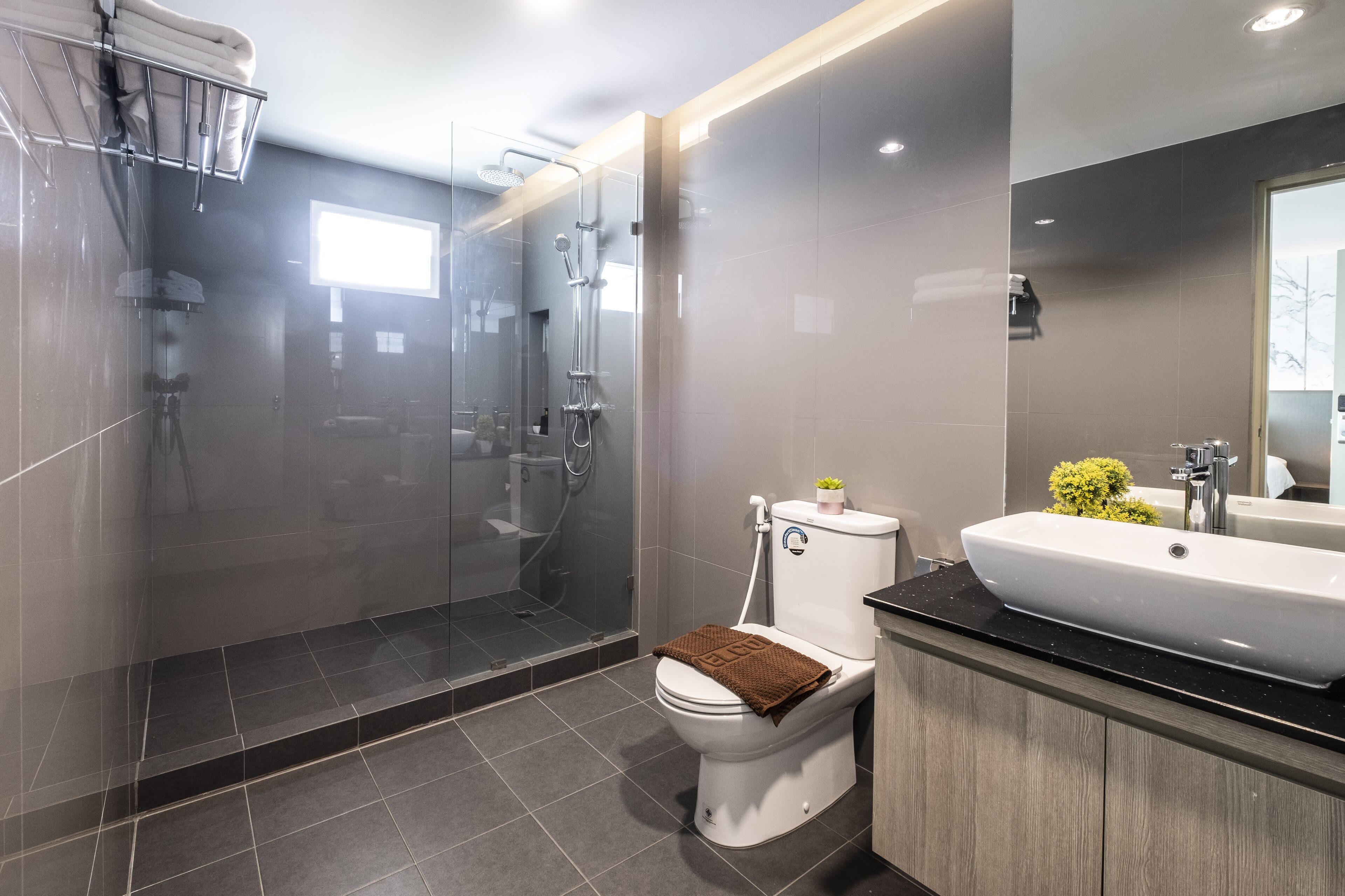 Combined shower/bathtub, rainfall showerhead, free toiletries