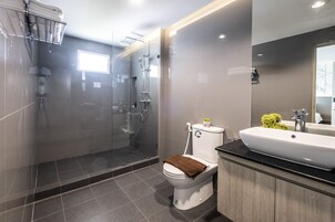 Combined shower/tub, rainfall showerhead, free toiletries, hair dryer