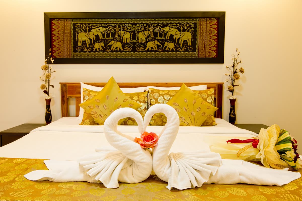 1 bedroom, Egyptian cotton sheets, premium bedding, pillowtop beds