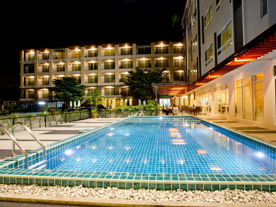 Kolam renang terbuka, kerusi lepak pantai