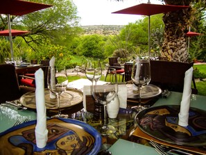 Serveert ontbijt, internationale gerechten, uitzicht op de zwembaden 