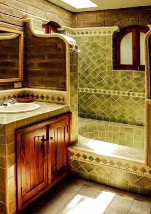 Habitación estándar (Peace, Prosperity or Harmony) | Baño | Regadera, secadora de cabello, toallas 