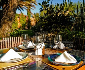 Serveert ontbijt, internationale gerechten, uitzicht op de zwembaden 