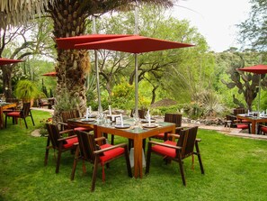 Aamiainen ja lounas; kansainvälinen keittiö, näkymät uima-altaalle 