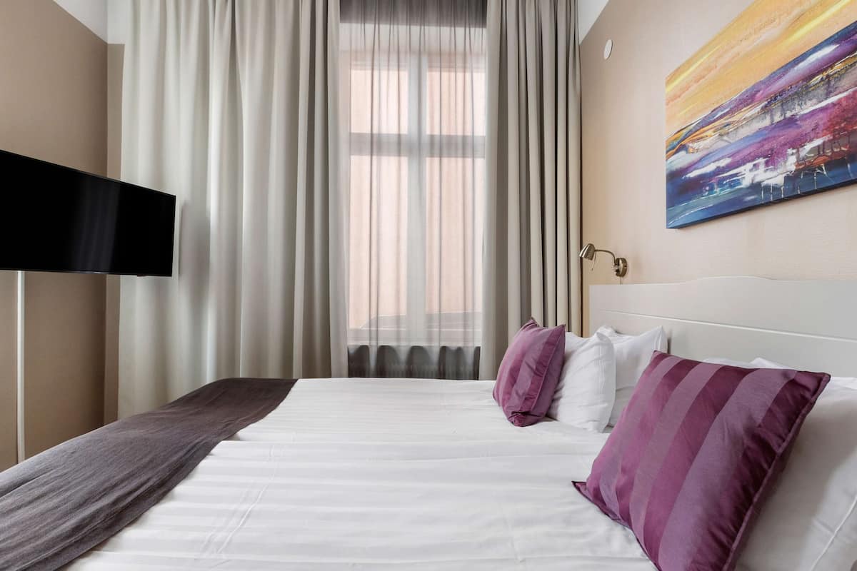 Superior Room, 1 King Bed, Non Smoking | 1 bedroom, laptop workspace, free cribs/infant beds, free WiFi