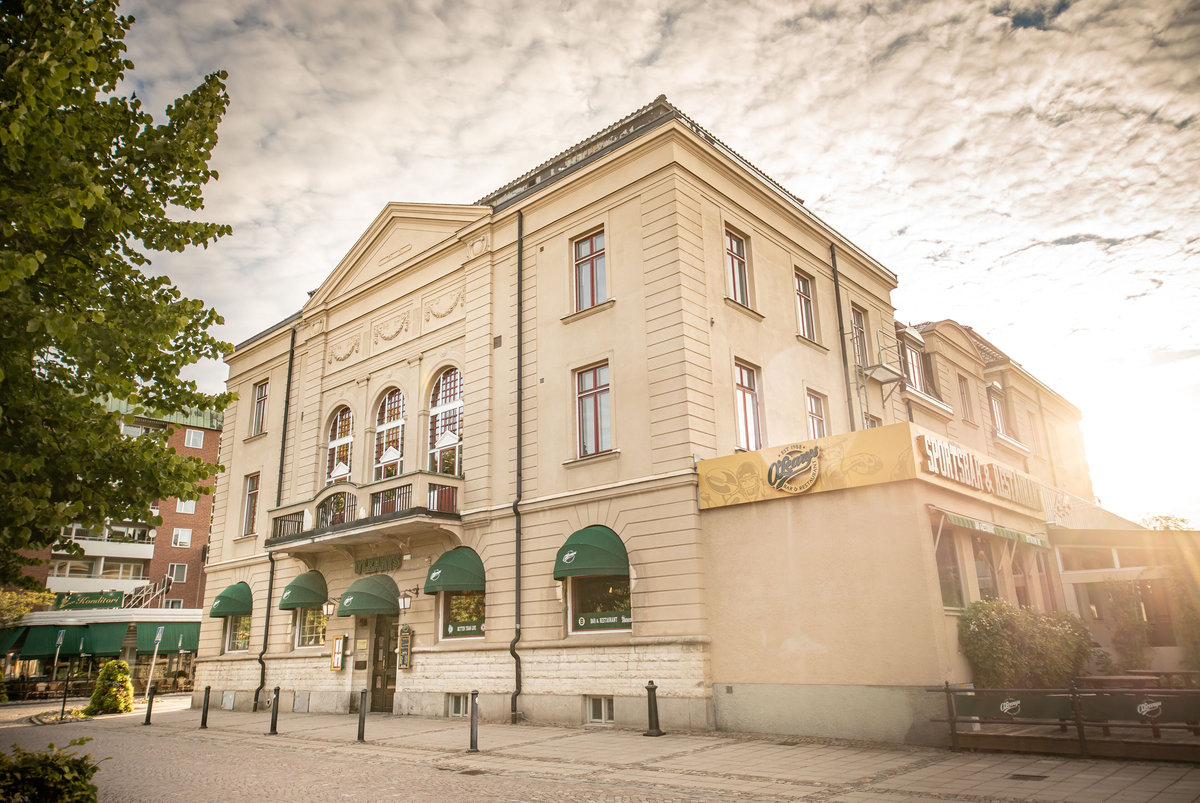 2 restaurants, breakfast, lunch, dinner served; international cuisine