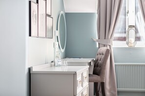 Standard Room, 1 King Bed, Non Smoking, Jetted Tub