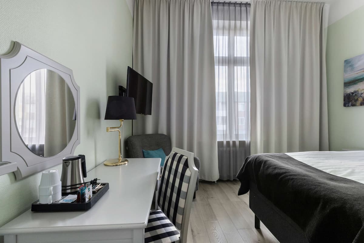 Superior Room, 1 Twin Bed, Non Smoking | 1 bedroom, laptop workspace, free cribs/infant beds, free WiFi