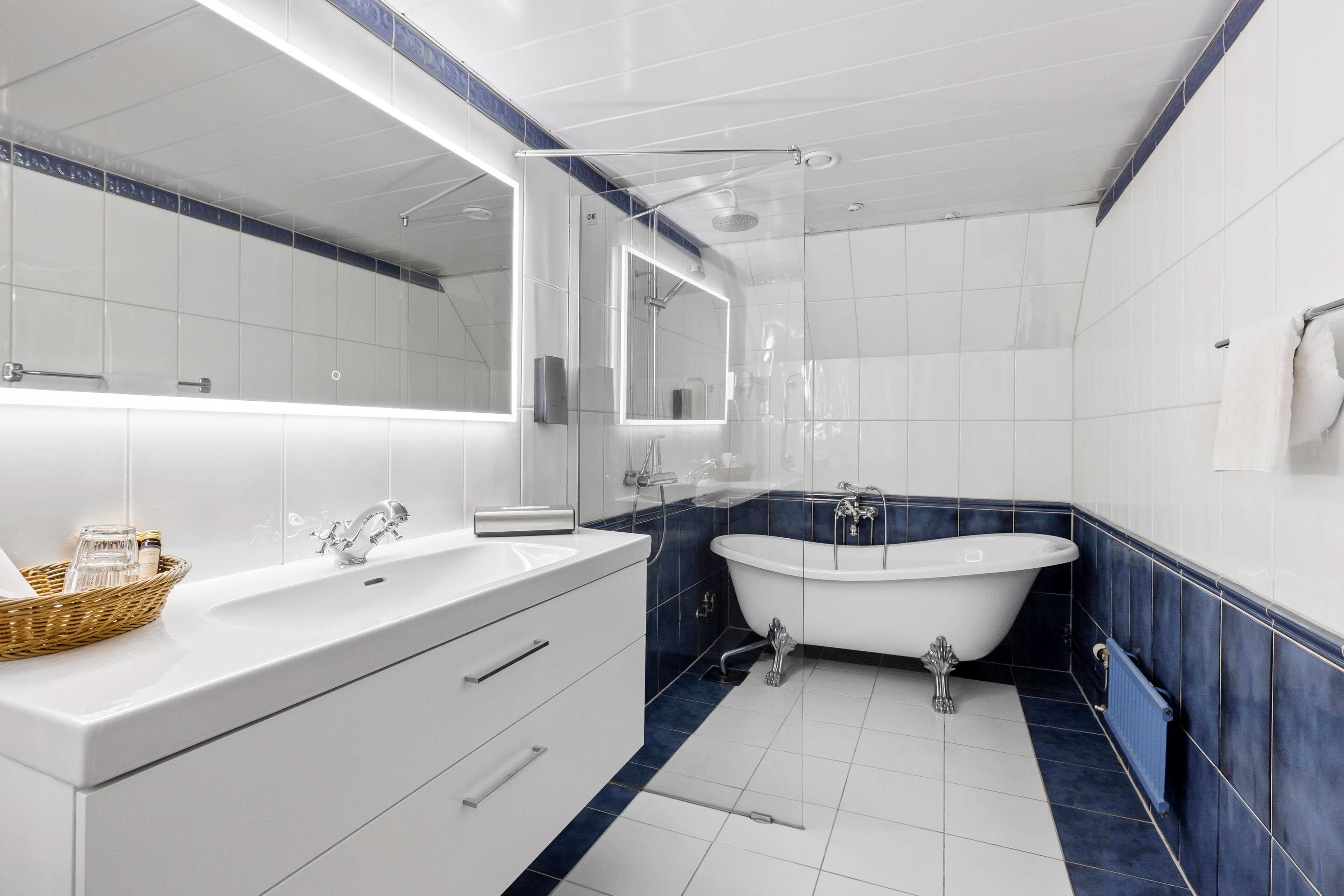 junior suite, 1 king bed, non smoking | bathroom | shower, hair dryer, towels