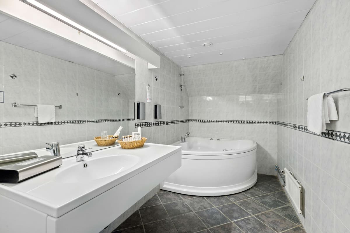 junior suite, 1 king bed, non smoking | bathroom | shower, hair dryer, towels