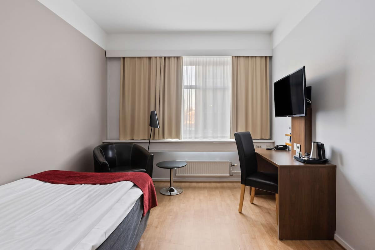 Standard Room, 1 Twin Bed, Non Smoking | 1 bedroom, laptop workspace, free cribs/infant beds, free WiFi