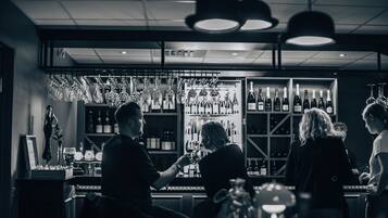 2 restaurants; breakfast, lunch and dinner served