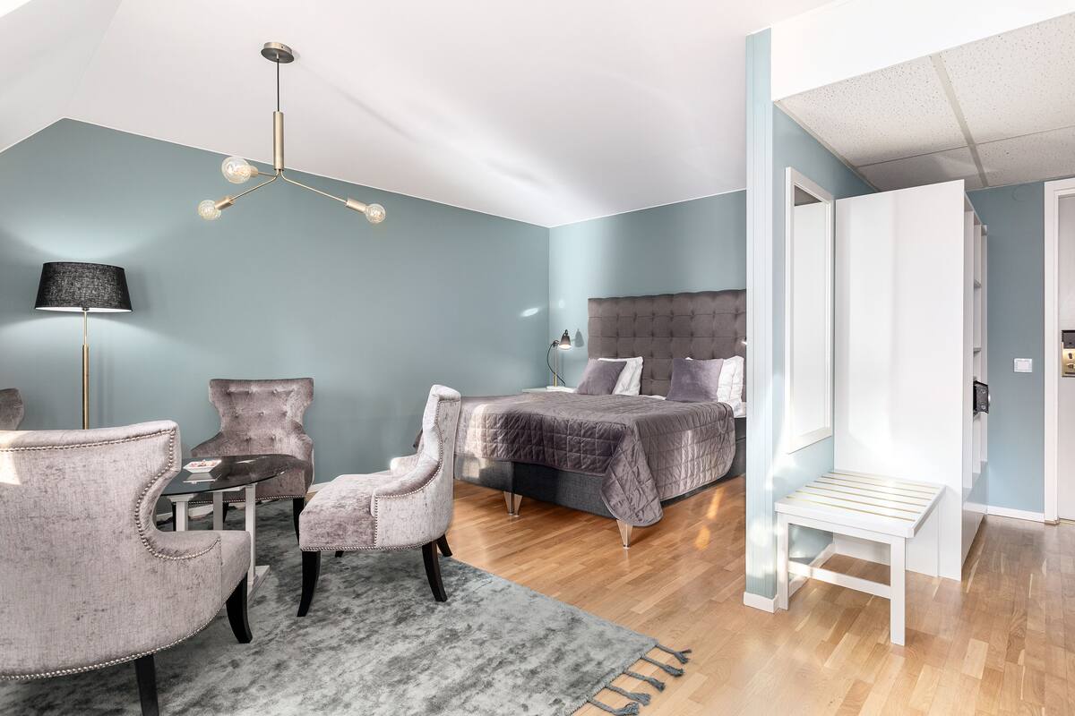 standard room, 1 king bed, non smoking, jetted tub | 1 bedroom, laptop workspace, free cots/infant beds, free wifi