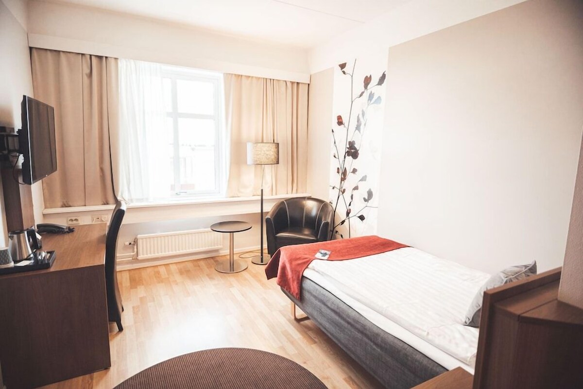 Laptop workspace, cribs (free), WiFi (free), bed sheets