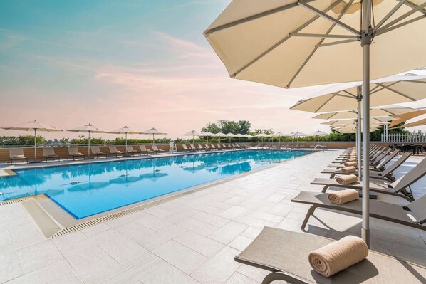 Außenpool, geöffnet von 06:00 Uhr bis 20:00 Uhr, Sonnenschirme