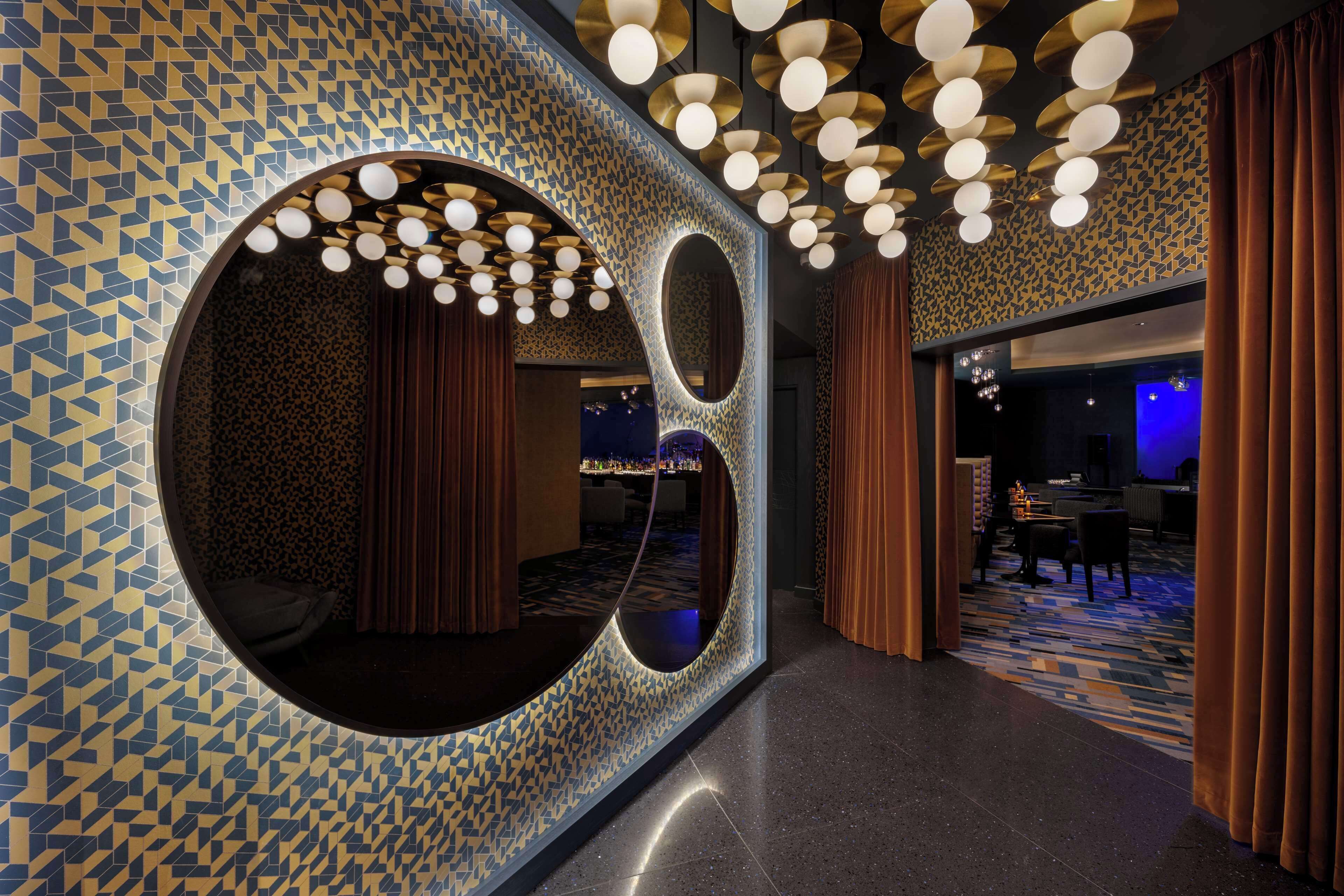 3 restaurants, breakfast, lunch, dinner served; international cuisine