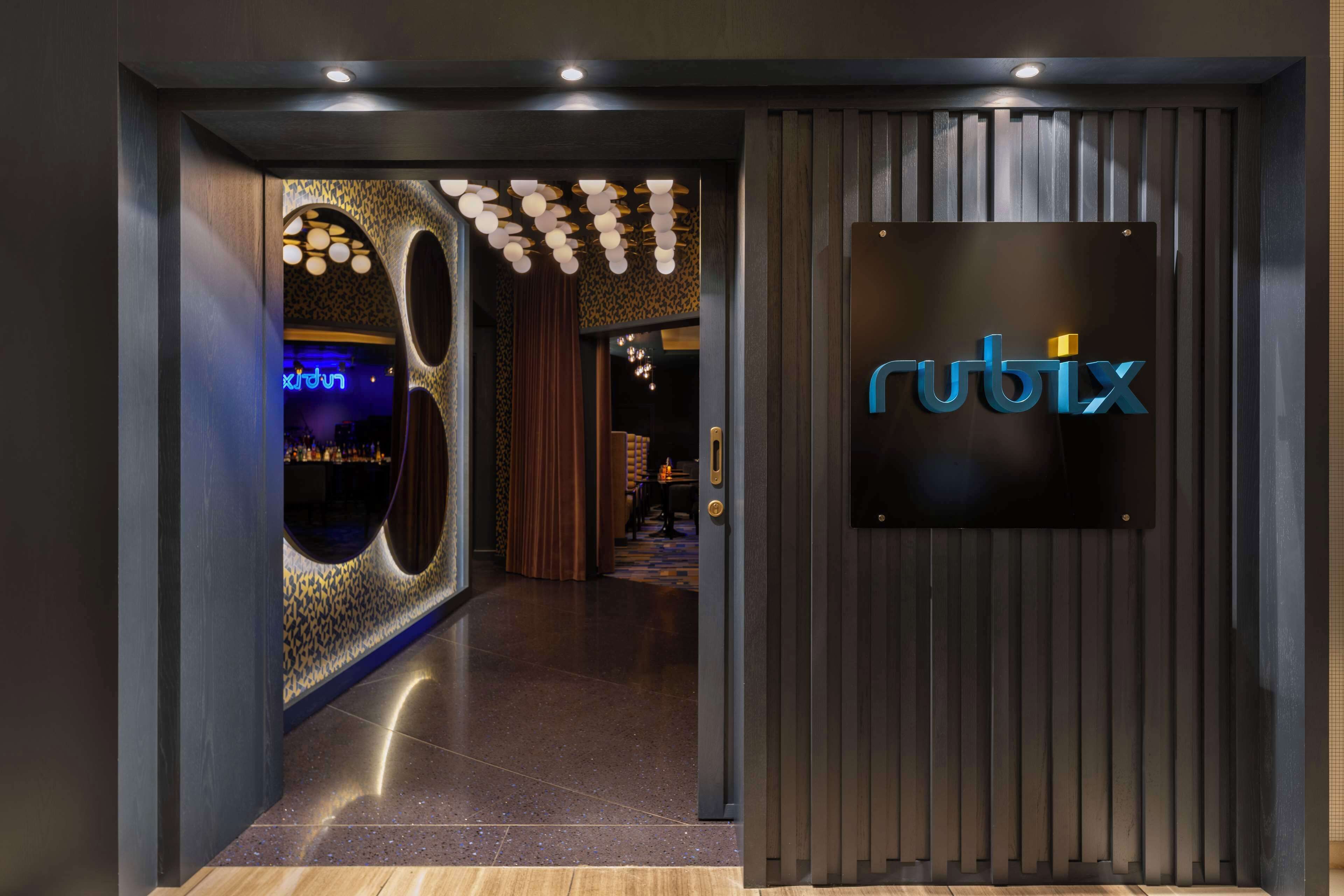 3 restaurants, breakfast, lunch, dinner served; international cuisine