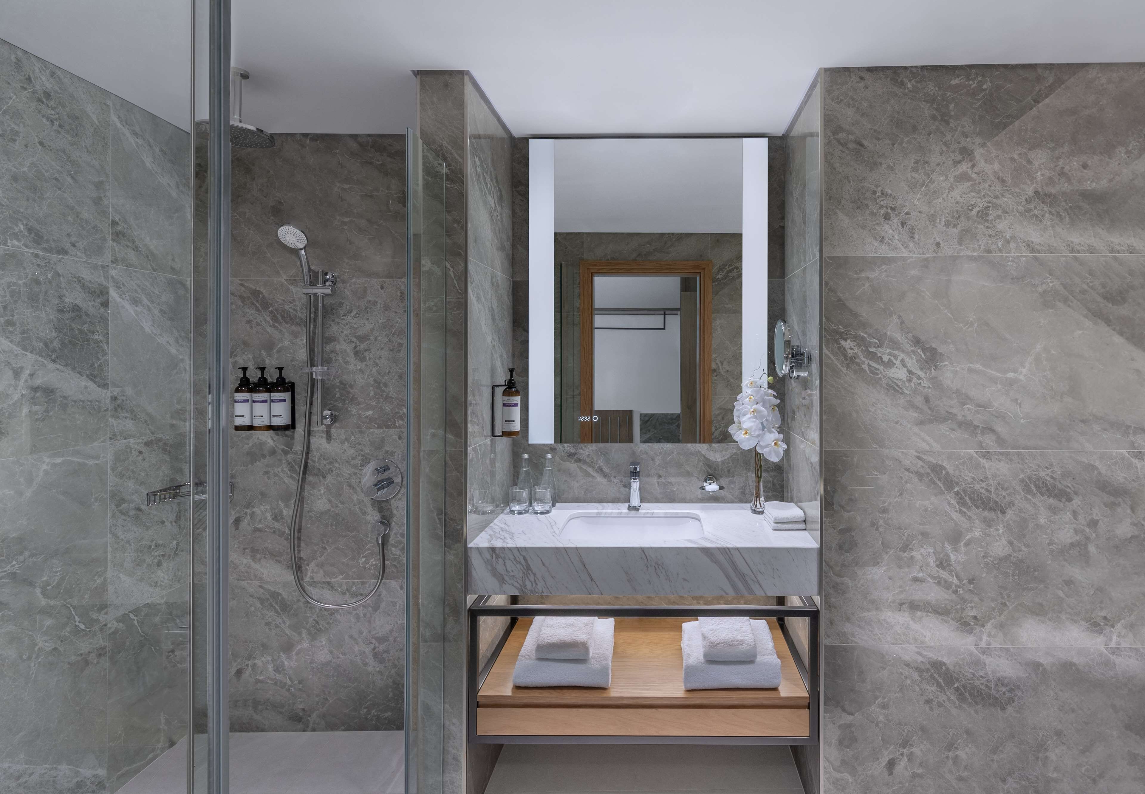 shower, rainfall showerhead, free toiletries, hair dryer