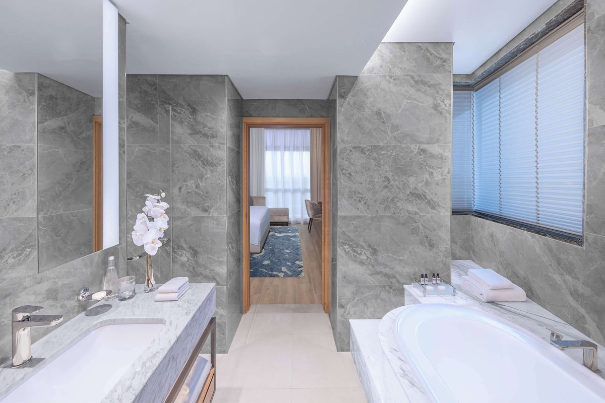 shower, rainfall showerhead, free toiletries, hair dryer