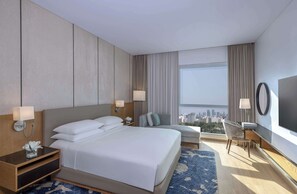 Minibar, in-room safe, desk, laptop workspace - Hyatt Regency Oryx Doha (Doha)