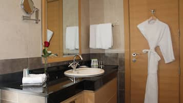 1 camera, copriletto in piuma, materassi a doppio strato, minibar